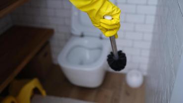 Déboucher des WC : les solutions miracles pour éviter d’appeler un plombier