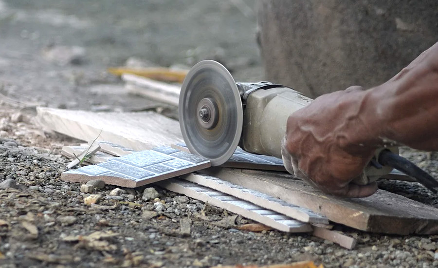 couper carrelage poussière